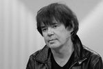 <b>Евгений Осин (4 октября 1964 – 17 ноября 2018).</b>Советский и российский певец, музыкант, автор песен. Один из бывших вокалистов группы «Браво». Наиболее известные песни в исполнении Евгения Осина: «Добрый вечер, Москва!», «Плачет девушка в автомате», «Таня + Володя», «Портрет работы Пабло Пикассо» и др.