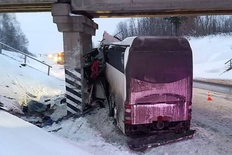 На&nbsp;месте ДТП на&nbsp;трассе &laquo;Каспий&raquo; около&nbsp;села Вослебово, где автобус &laquo;Неоплан&raquo; врезался в&nbsp;опору железнодорожного моста, 2&nbsp;января 2022&nbsp;года