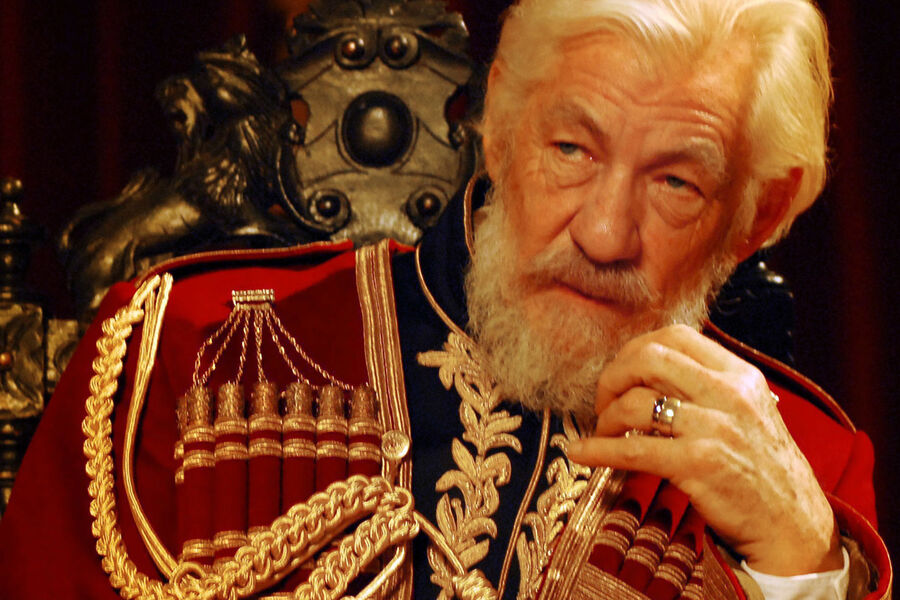 <b>“Король Лир” (2008)</b>
<br><br>
“Король лир” 2008&nbsp;года – экранизация театральной постановки одноименной трагедии Уильяма Шекспира, где Иэн Маккеллен предстает в&nbsp;своей естественной среде: на&nbsp;сцене британского театра. За&nbsp;роль монарха в&nbsp;изгнании, который мучается из-за предательства собственных детей, артист был номинирован на&nbsp;премию “Эмми”.
