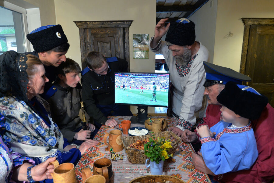 Казаки селения Тыелга во время просмотра матча ЧМ-2018 по&nbsp;футболу между&nbsp;сборными России и Саудовской Аравии в&nbsp;избе казака в&nbsp;Челябинской области, 14&nbsp;июня 2018&nbsp;года