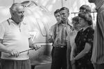 Заслуженный летчик-испытатель СССР, Герой Советского Союза, полковник Юрий Александрович Антипов рассказывает посетителям Музея авиационной техники ВВС при военно-воздушной академии имени Гагарина о первом советском реактивном истребителе МиГ-9, 1977 год