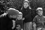 Все эти годы Кейт Миддлтон, которая увлекается фотографией, время от времени давала публике возможность увидеть неофициальные моменты из&nbsp;жизни своей семьи. Один из&nbsp;таких снимков, сделанный в&nbsp;Анмер-Холле в&nbsp;Норфолке, Кенсингтонский дворец &ndash; официальная резиденция герцогов &ndash; опубликовал на&nbsp;Рождество в&nbsp;2019 году