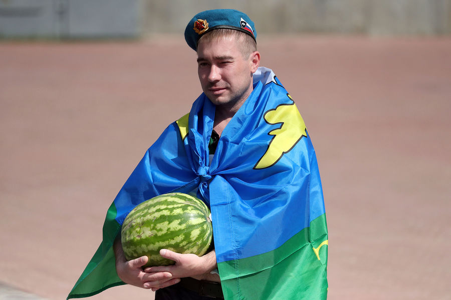 Десантник на&nbsp;площади Советской Армии в&nbsp;День Воздушно-десантных войск в&nbsp;Екатеринбурге, 2&nbsp;августа 2021&nbsp;года 