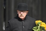Музыкант Александр Розенбаум на церемонии прощания с модельером Валентином Юдашкиным в похоронном доме «Троекурово», 6 мая 2023 года