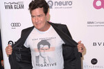 <b>Чарли Шин, 59 лет</b>
<br><br>
Знаменитый актер, звезда сериала «Два с половиной человека» рассказал о своем ВИЧ-позитивном статусе в 2015 году в передаче Today на телеканале NBC. Он признался, что название вируса — это «три буквы, которые трудно осознать». Как выяснилось, диагноз Чарли Шину поставили за четыре года до этого — по словам актера, вероятности, что он успел передать кому-то вирус, нет, а каким образом он заразился, точно не известно.
<br><br>
В интервью Чарли Шин рассказал, что в течение четырех лет люди, знавшие о его ВИЧ-статусе, требовали от него денег за молчание — и теперь, публично признав свой диагноз, он «освобождается из этой тюрьмы». Лечащий врач актера тогда же сообщил, что у Шина нулевая вирусная нагрузка.
