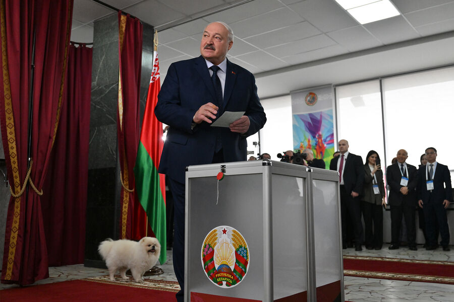 Действующий президент Белоруссии Александр Лукашенко голосует на&nbsp;президентских выборах на&nbsp;избирательном участке в&nbsp;Минске, 26&nbsp;января 2025&nbsp;года