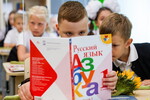 Первоклассники в День знаний в общеобразовательной школе №222 в Новосибирске