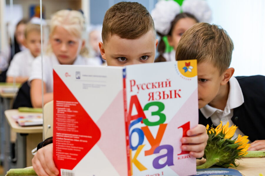 Первоклассники в&nbsp;День знаний в&nbsp;общеобразовательной школе №222 в&nbsp;Новосибирске