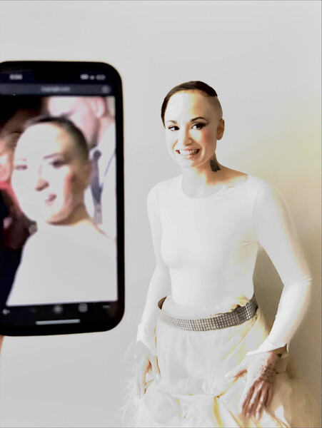 Певица Деми Ловато в образе мема Poot Lovato с собой