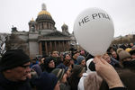 Участники акции против передачи Исаакиевского собора РПЦ около Исаакиевского собора. Санкт-Петербург. 12 февраля 2017 года