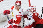 Игрок сборной России Кирилл Капризов (слева) и вратарь сборной Австрии вратарь Давид Мадленер в матче группового этапа чемпионата мира по хоккею между сборными командами Австрии и России.