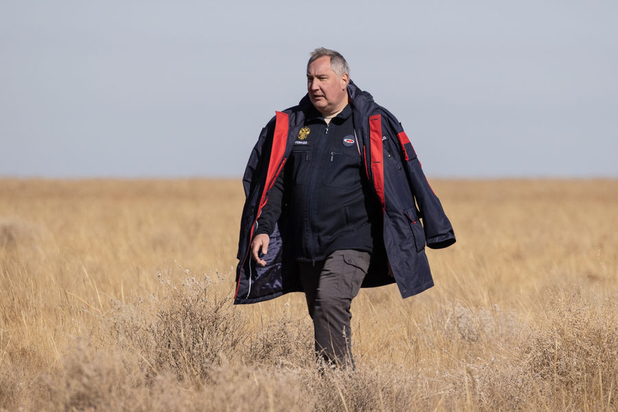 Генеральный директор ГК &laquo;Роскосмос&raquo; Дмитрий Рогозин после посадки спускаемого аппарата корабля &laquo;Союз МС-18&raquo; со съемочной группой фильма &laquo;Вызов&raquo;, 17&nbsp;октября 2021&nbsp;года