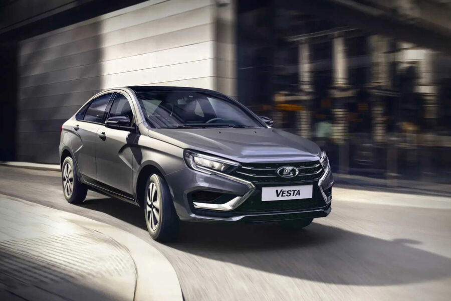 <b>Lada Vesta</b>
<br><br>
Vesta, как и Granta, оснащается моторами 1.6 мощностью 90&nbsp;и 106&nbsp;л.с. с&nbsp;механической трансмиссией. Автомобиль в&nbsp;кузове седан стоит от 1,2 до&nbsp;1,7 млн рублей в&nbsp;зависимости от комплектации. В&nbsp;список машин для&nbsp;госслужащих вошел и универсал Vesta SW Cross (1,5 млн рублей за&nbsp;машину с&nbsp;90-сильным мотором).

