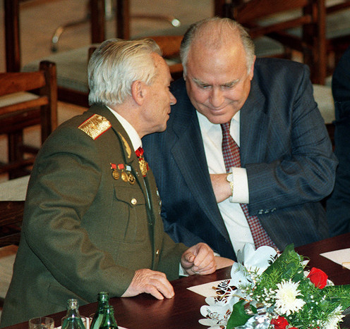 Виктор Черномырдин и Михаил Калашников в Ижевске. 1997 год