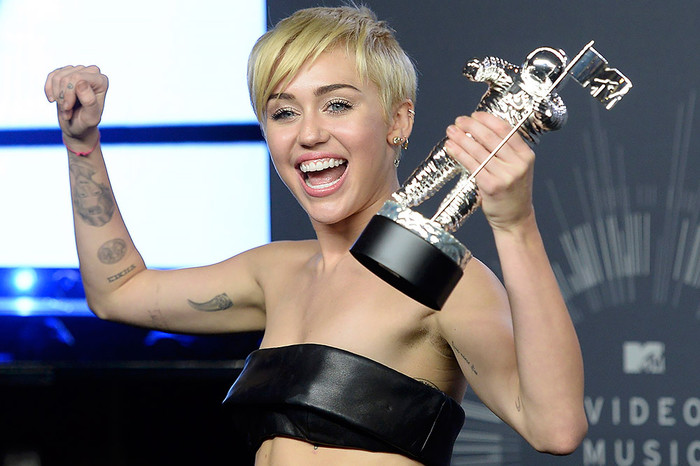 Майли Сайрус с&nbsp;наградой на&nbsp;MTV Music Video Awards
