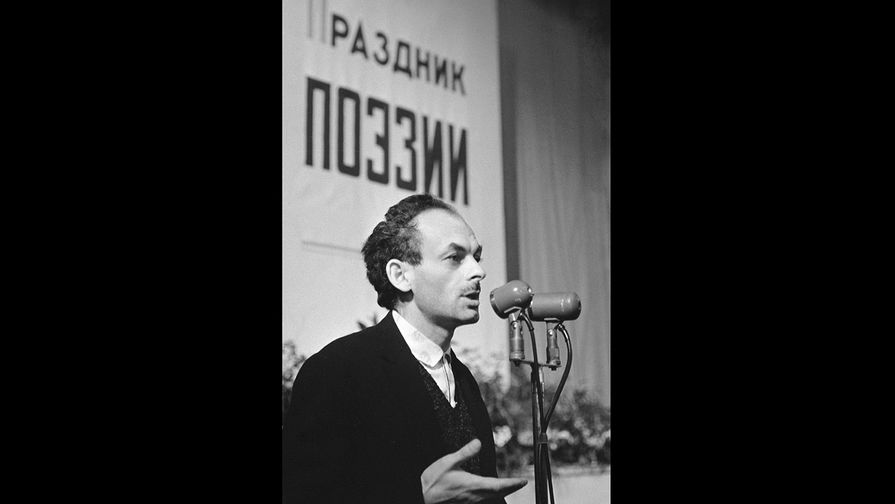 Булат Окуджава выступает во Дворце культуры автомобильного завода имени Лихачева, 1964 год