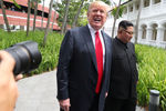 Президент США Дональд Трамп и высший руководитель КНДР Ким Чен Ын во время встречи на острове Сентоса в Сингапуре, 12 июня 2018 года