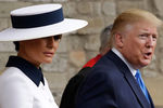 Первая леди США Меланья Трамп и президент Дональд Трамп около Вестминстерского аббатства в Лондоне, 3 июня 2019 года