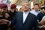 Бывший президент Украины Петр Порошенко у здания Государственного бюро расследований (ГБР) в Киеве, 12 августа 2019 года