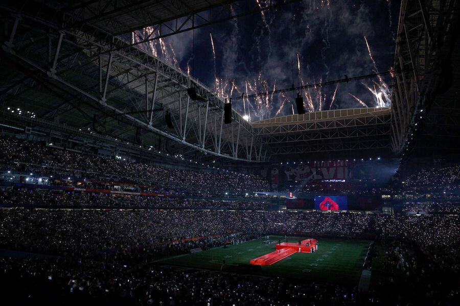 Стадион State Farm Stadium в&nbsp;Глендейле (Аризона) во время выступления певицы Рианны в&nbsp;перерыве 57-го Супербоула, 12&nbsp;февраля 2023&nbsp;года 