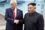 Во время встречи президента США Дональда Трампа и лидера КНДР Ким Чен Ына, 30 июня 2019 года