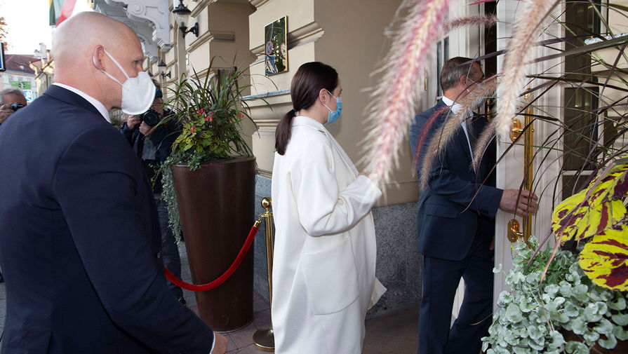 Экс-кандидат в&nbsp;президенты Белоруссии Светлана Тихановская перед&nbsp;началом встречи с&nbsp;французским президентом Эмманюэлем Макроном в&nbsp;Вильнюсе, 29 сентября 2020 года