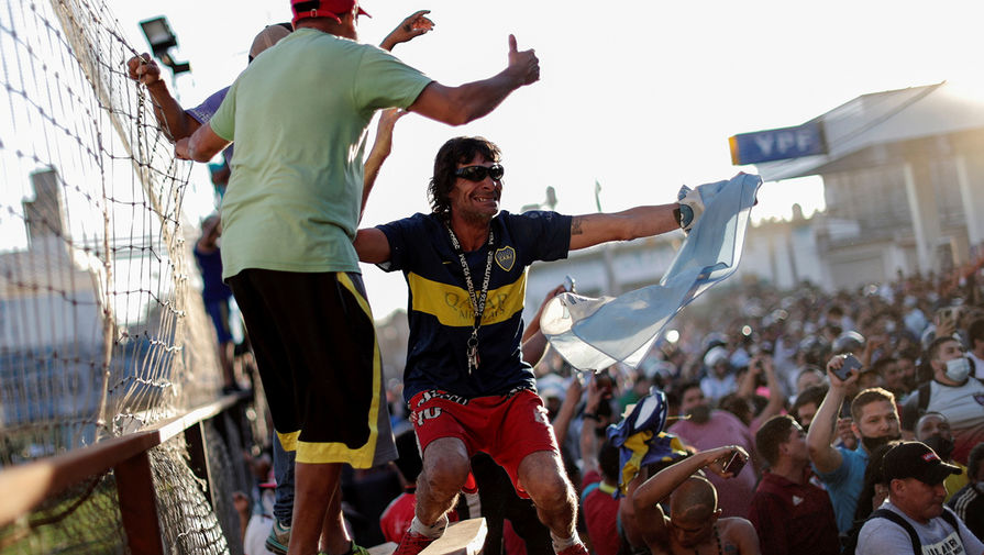 Жители Буэнос-Айреса рядом с&nbsp;кладбищем &laquo;Белла-Виста&raquo; во время похорон Диего Марадоны