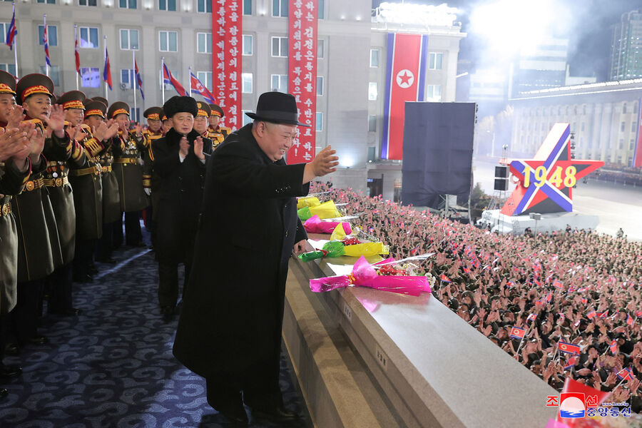 Ким Чен Ын приветствует участников парада в&nbsp;честь 75-летия Корейской народной армии на&nbsp;площади Ким Ир Сена в&nbsp;Пхеньяне, Северная Корея, 8&nbsp;февраля 2023&nbsp;года