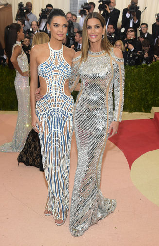 Кендалл Дженнер в Atelier Versace и Синди Кроуфорд в Balmain