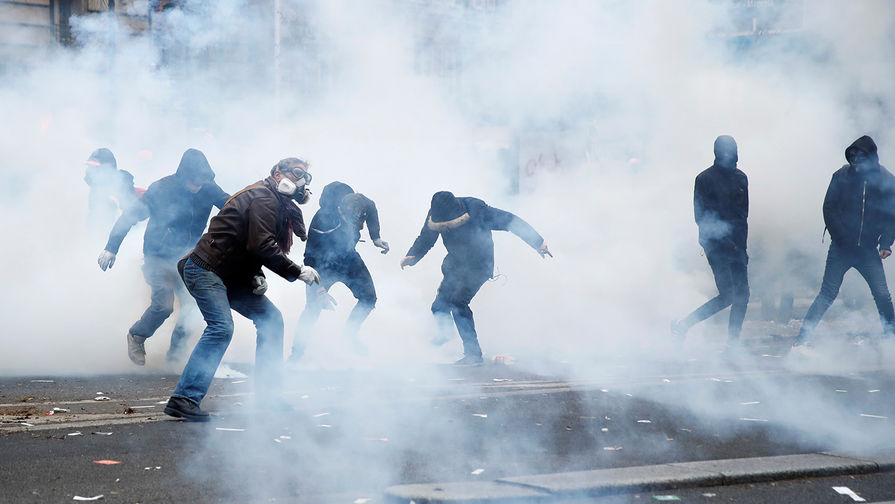 Столкновения между демонстрантами и полицией в Париже во время акции протеста против пенсионной реформы, 5 декабря 2019 года