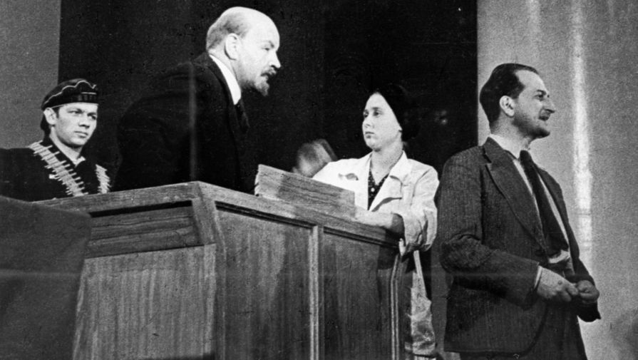 <b>На съемочной площадке фильма &laquo;Ленин в&nbsp;октябре&raquo;</b>
<br>В 1937&nbsp;году Михаилу Ромму к&nbsp;юбилею Октябрьской революции было поручено сделать фильм о&nbsp;Ленине. Одним из&nbsp;успехов фильма считается исполнитель главной роли &mdash; актер театра Вахтангова Борис Щукин, который не сразу согласился на&nbsp;предложение сниматься. Но именно эта роль стала главной в&nbsp;его карьере. В&nbsp;первый год проката было выпущено 900&nbsp;копий фильма, картину показали во Франции и США. «Мосфильм» после успеха этой ленты и последовавшей за&nbsp;ней комедии Григория Александрова «Волга, Волга» вырвался в&nbsp;лидеры советской киноиндустрии.