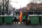 Баррикады сторонников оппозиции во время митинга в центре Еревана, 25 февраля 2021 года