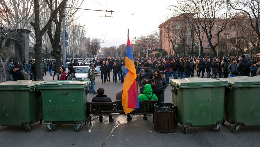 Баррикады сторонников оппозиции во время митинга в&nbsp;центре Еревана, 25&nbsp;февраля 2021&nbsp;года