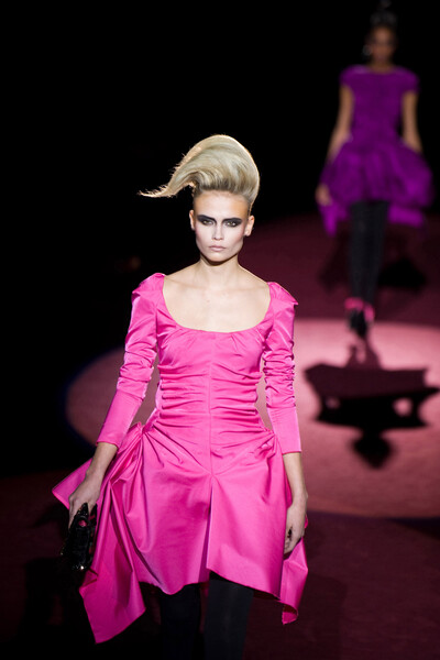Модель Наташа Поли во время показа коллекции Marc Jacobs на&nbsp;Нью-Йоркской неделе моды, 2009&nbsp;год
