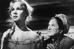 Кадр из фильма «Капитанская дочка» (Мосфильм, 1958 год). В роли попадьи (справа) - Александра Денисова, в роли Маши - Ия Арепина