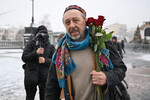 Драматург, режиссер Николай Коляда идет к храму Христа Спасителя на церемонию прощания с народной артисткой СССР Инной Чуриковой, 17 января 2023 года