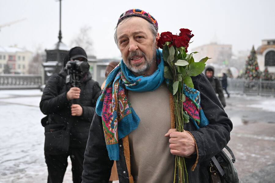 Драматург, режиссер Николай Коляда идет к&nbsp;храму Христа Спасителя на&nbsp;церемонию прощания с&nbsp;народной артисткой СССР Инной Чуриковой, 17&nbsp;января 2023&nbsp;года