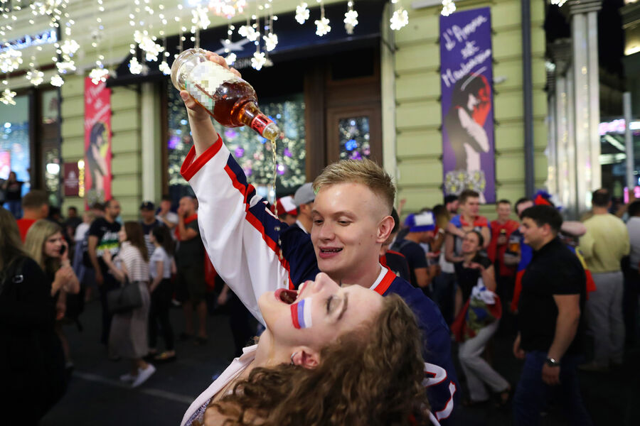 Болельщики сборной России радуются победе в&nbsp;матче группового этапа чемпионата мира по&nbsp;футболу между&nbsp;сборными России и Египта на&nbsp;Никольской улице в&nbsp;Москве, 19&nbsp;июня 2018&nbsp;года
