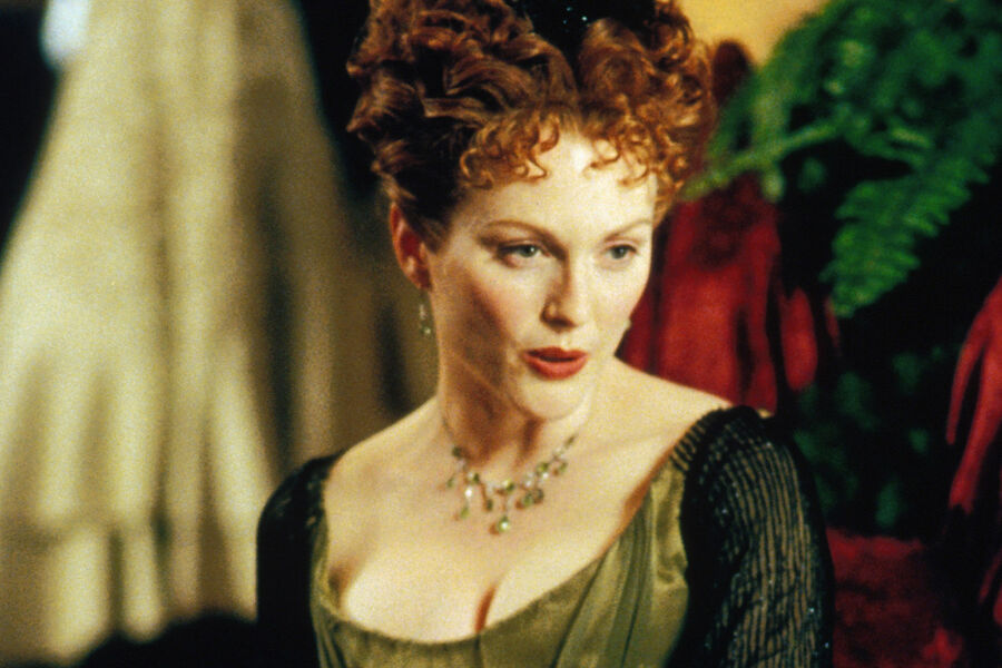 <b>&laquo;Идеальный муж&raquo; (1999)</b>
<br><br>
В&nbsp;экранизации одноименной пьесы Оскара Уайльда Джулианна Мур сыграла коварную миссис Чивли &mdash; блестящую интриганку, которая рушит спокойную жизнь лондонского политика сэра Роберта Чилтерна (Джереми Нортэм). 