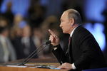 Владимир Путин во время пресс-конференции в ЦМТ