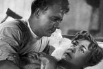 Кадр из кинофильма режиссера Александра Григорьевича Зархи (1908–1997) «Высота». Киностудия «Мосфильм», 1957 год. Катя Петрашень — артистка Инна Макарова, Николай Пасечник — артист Николай Рыбников
