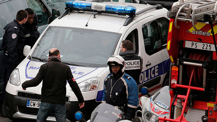 На месте нападения на редакцию журнала Charlie Hebdo в Париже, 7 января 2015 года