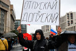 Участник митинга в поддержку незарегистрированных кандидатов в Мосгордуму на проспекте Академика Сахарова в Москве