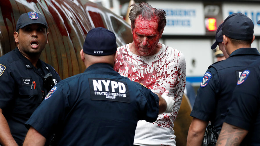 Протестующие возле статуи «Атакующий бык» на&nbsp;Уолл-Стрит в&nbsp;Нью-Йорке, 7 октября 2019 года