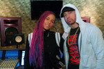 С 1996 по 2020 год Эминем выпустил 11 сольных студийных альбомов («The Eminem Show», «Encore», «Relapse») и три совместных («Devil's Night и «D12 World» с D12, а также «Hell: The Sequel» с Bad Meets Evil). Он регулярно занимал первые строчки в чартах и стал самым продаваемым музыкантом 2000-х — за 10 лет было реализовано более 100 млн альбомов по всему миру. В 2011 году Эминем был назван журналом Rolling Stone «Королем хип-хопа», в 2015-м попал в список «10 лучших рэперов всех времен» по версии Billboard, а 2022-м его включили в Зал славы рок-н-ролла. <b>На фото:</b> певица Алиша Кис и рэпер Эминем.
