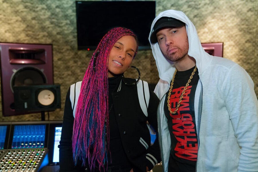 С&nbsp;1996 по&nbsp;2020 год Эминем выпустил 11&nbsp;сольных студийных альбомов (&laquo;The Eminem Show&raquo;, &laquo;Encore&raquo;, &laquo;Relapse&raquo;) и три совместных (&laquo;Devil's Night и &laquo;D12 World&raquo; с&nbsp;D12, а также &laquo;Hell: The Sequel&raquo; с&nbsp;Bad Meets Evil). Он регулярно занимал первые строчки в&nbsp;чартах и стал самым продаваемым музыкантом 2000-х &mdash; за&nbsp;10 лет было реализовано более 100&nbsp;млн альбомов по&nbsp;всему миру. В&nbsp;2011 году Эминем был назван журналом Rolling Stone &laquo;Королем хип-хопа&raquo;, в&nbsp;2015-м попал в&nbsp;список «10 лучших рэперов всех времен» по&nbsp;версии Billboard, а 2022-м его включили в&nbsp;Зал славы рок-н-ролла. <b>На фото:</b> певица Алиша Кис и рэпер Эминем.
