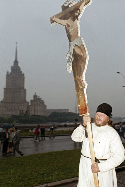 Священнослужитель на&nbsp;набережной Москвы-реки у&nbsp;Белого дома, 20&nbsp;августа 1991&nbsp;года
