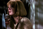 <b>«Крик» (1996)</b>
<br><br>
Культовый слэшер, навсегда изменивший киножанр ужасов. Изначально планировалось, что Бэрримор сыграет в ленте главную роль, однако из-за занятости она не смогла найти достаточно времени на съемки в проекте Уэса Крэйвена – и в итоге ей достался второстепенный персонаж. Все тот же Крэйвен, кстати, чтобы добиться от актрисы неподдельного страха в кадре, непосредственно перед съемками рассказывал ей, вегетарианке, жуткие истории о животных.