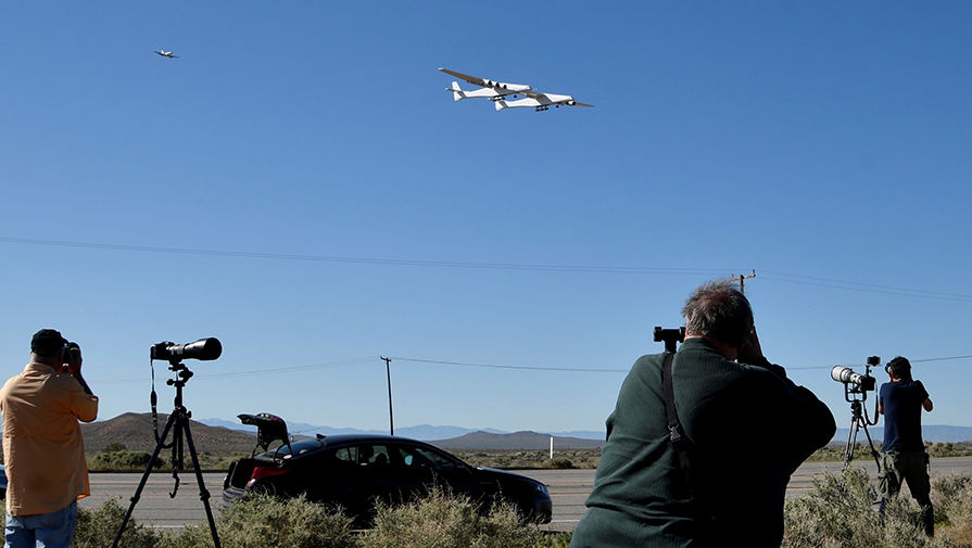 Самый большой в мире самолет-носитель Stratolaunch Model 351, 13 апреля 2019 года