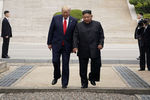Во время встречи президента США Дональда Трампа и лидера КНДР Ким Чен Ына, 30 июня 2019 года